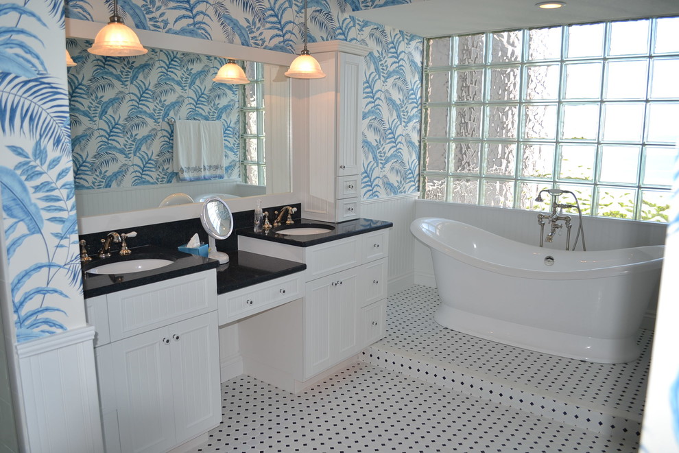 Badezimmer En Suite mit Unterbauwaschbecken, Schrankfronten im Shaker-Stil, weißen Schränken, Granit-Waschbecken/Waschtisch, freistehender Badewanne, weißen Fliesen, Porzellanfliesen, blauer Wandfarbe und Porzellan-Bodenfliesen in Miami