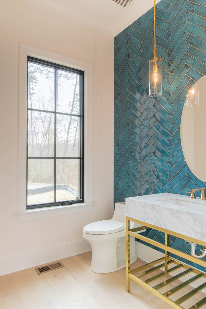 Modelo de cuarto de baño de pie con baldosas y/o azulejos azules, baldosas y/o azulejos de cerámica, suelo de madera clara, suelo marrón y encimeras blancas