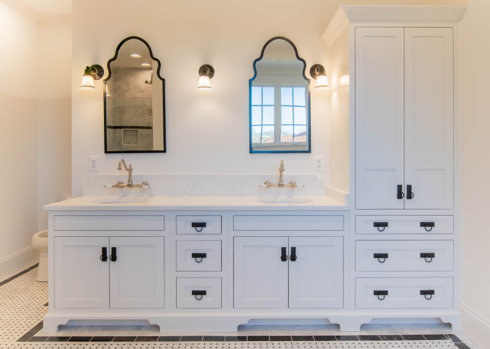 Diseño de cuarto de baño principal, doble y a medida campestre con puertas de armario blancas, suelo blanco y encimeras blancas