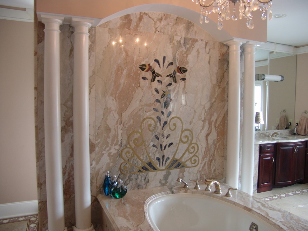 Inspiration för stora medelhavsstil en-suite badrum, med luckor med upphöjd panel, skåp i mellenmörkt trä, ett undermonterat badkar, beige väggar, ett undermonterad handfat, beige kakel, brun kakel, stenhäll och marmorbänkskiva