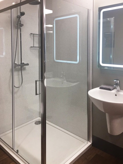 Imagen de cuarto de baño actual de tamaño medio con ducha esquinera