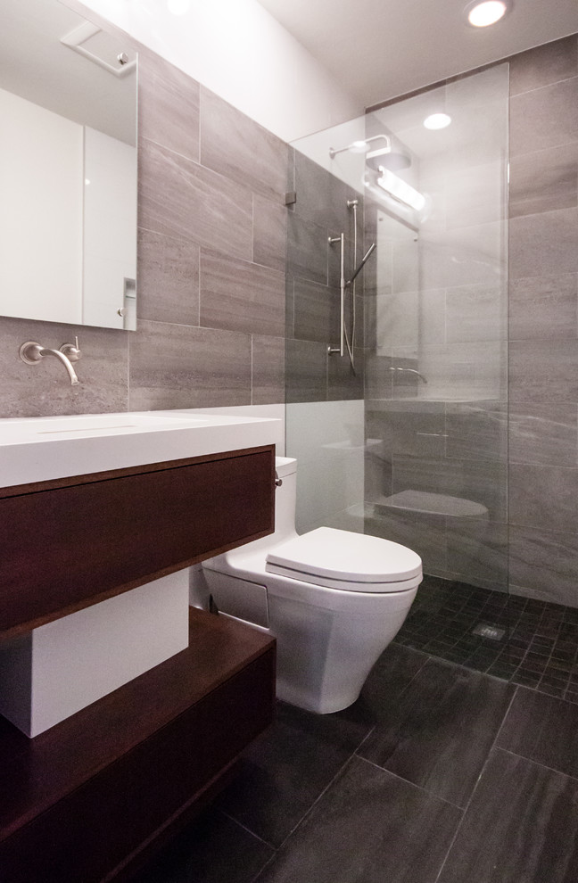 Foto di una stanza da bagno minimalista con lavabo sottopiano, top in quarzo composito e WC monopezzo