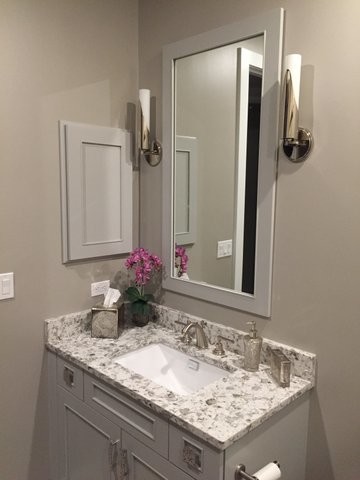 Imagen de cuarto de baño tradicional renovado pequeño con lavabo bajoencimera y encimera de cuarzo compacto