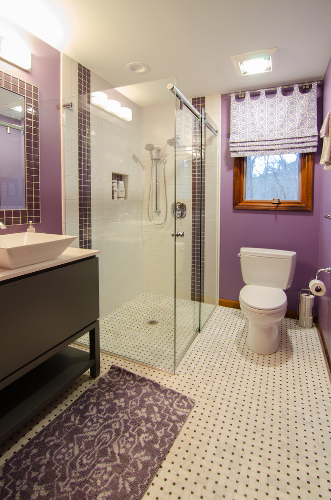 Idéer för små funkis badrum, med möbel-liknande, grå skåp, en kantlös dusch, en toalettstol med hel cisternkåpa, svart och vit kakel, porslinskakel, lila väggar, klinkergolv i porslin, ett fristående handfat, bänkskiva i kvartsit, vitt golv och dusch med gångjärnsdörr