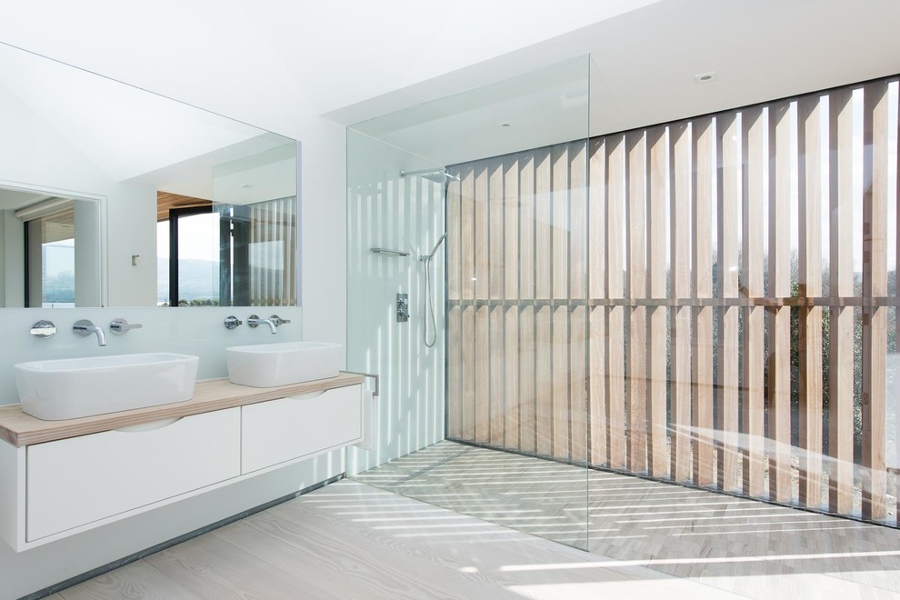 Ispirazione per una stanza da bagno moderna con lavabo a bacinella e doccia a filo pavimento