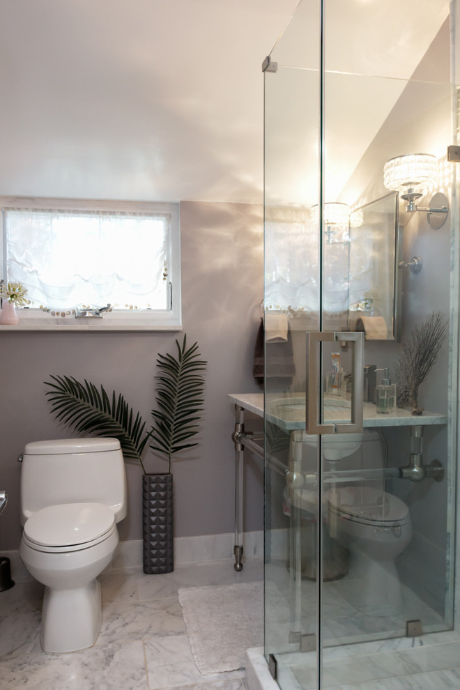 Inredning av ett exotiskt mellanstort badrum, med ett konsol handfat, en hörndusch, en toalettstol med separat cisternkåpa, vit kakel och grå väggar