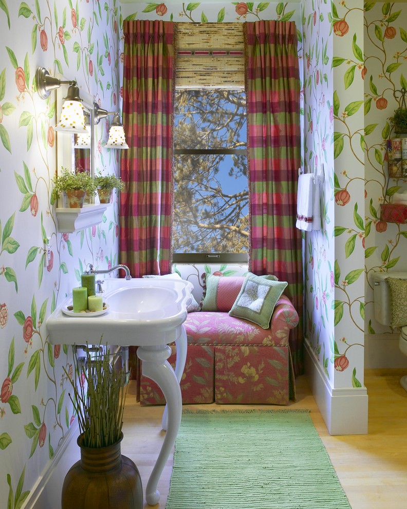 На фото: главная ванная комната среднего размера в стиле фьюжн с раковиной с пьедесталом