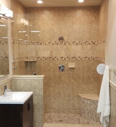 Стильный дизайн: главная ванная комната среднего размера в стиле неоклассика (современная классика) с фасадами островного типа, темными деревянными фасадами, открытым душем, унитазом-моноблоком, бежевой плиткой, керамической плиткой, серыми стенами, полом из бамбука, консольной раковиной, столешницей из плитки, бежевым полом и открытым душем - последний тренд