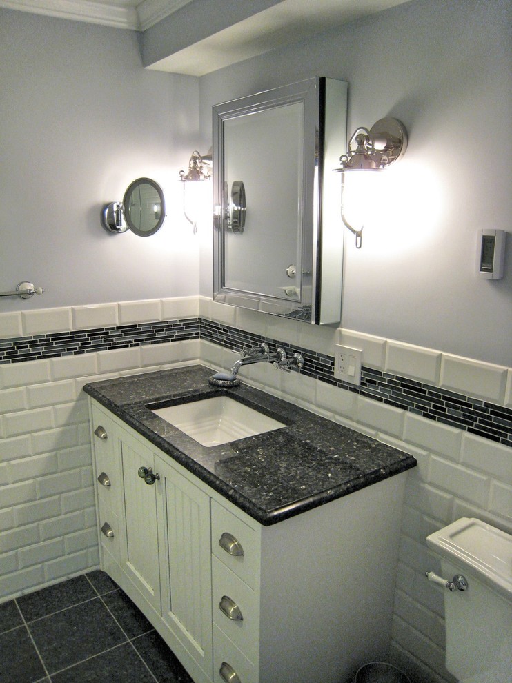 Свежая идея для дизайна: ванная комната среднего размера в стиле неоклассика (современная классика) с фасадами с утопленной филенкой, белыми фасадами, раздельным унитазом, белой плиткой, керамической плиткой, серыми стенами, полом из керамогранита, душевой кабиной, врезной раковиной, столешницей из гранита, черным полом и черной столешницей - отличное фото интерьера
