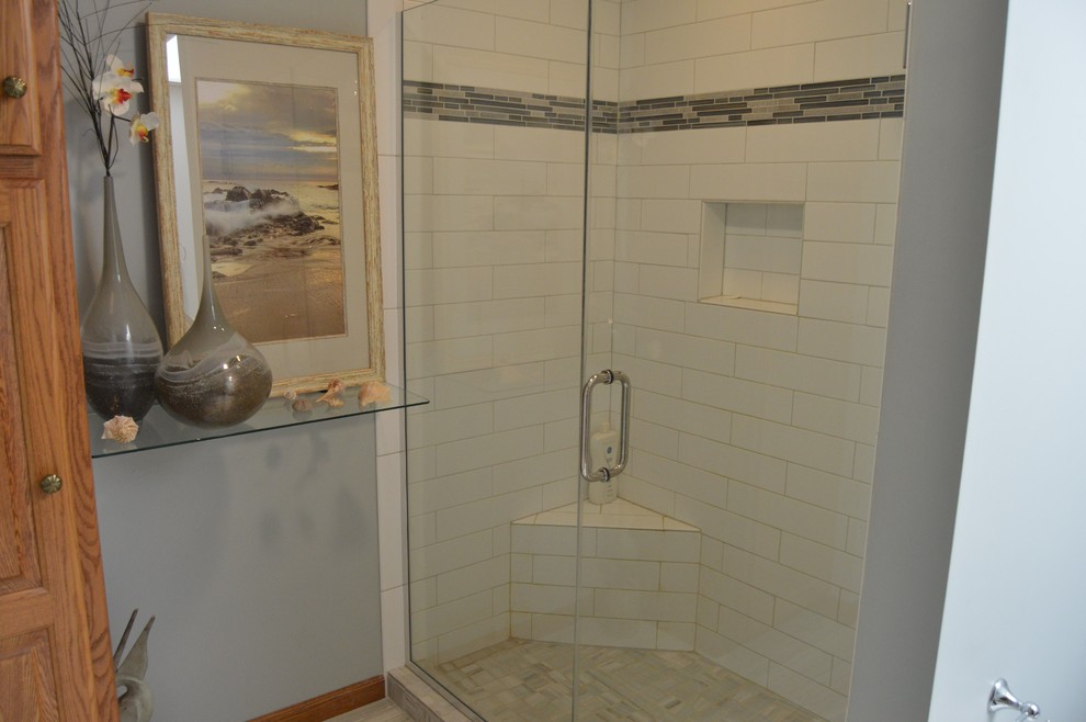 Bild på ett mellanstort maritimt en-suite badrum, med luckor med infälld panel, skåp i ljust trä, en dusch i en alkov, grå kakel, vit kakel, porslinskakel, blå väggar, klinkergolv i porslin, grått golv och dusch med gångjärnsdörr