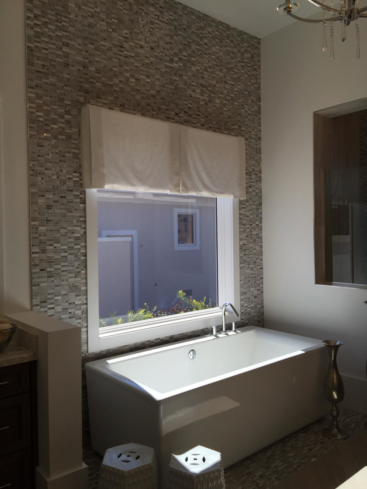 Идея дизайна: большая главная ванная комната в современном стиле с отдельно стоящей ванной, бежевой плиткой, черной плиткой, коричневой плиткой, серой плиткой, плиткой мозаикой, фасадами с утопленной филенкой, белыми фасадами, серыми стенами, мраморным полом и белым полом