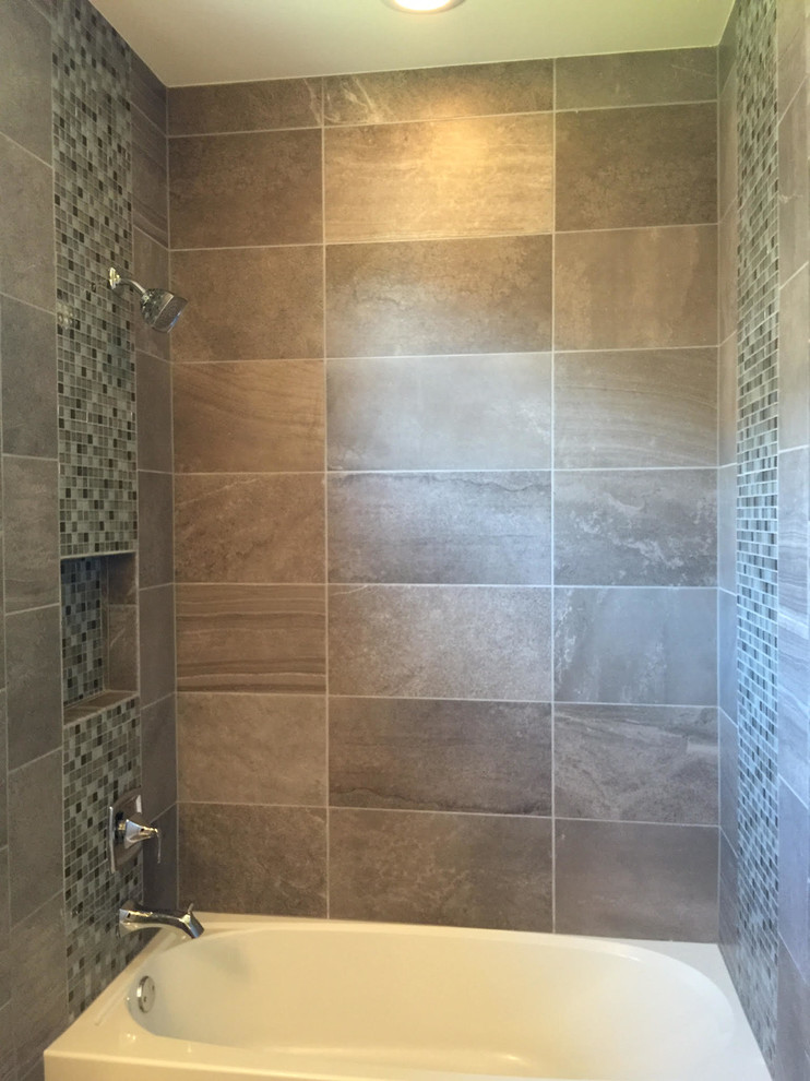 Exempel på ett stort modernt en-suite badrum, med ett badkar i en alkov, en dusch/badkar-kombination, beige kakel, brun kakel, grå kakel, porslinskakel, beige väggar, ljust trägolv, beiget golv, med dusch som är öppen, luckor med infälld panel och vita skåp