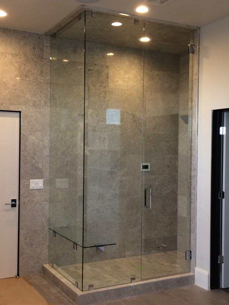 Modern inredning av ett mellanstort en-suite badrum, med en dusch i en alkov, grå kakel, porslinskakel, grå väggar, betonggolv, beiget golv och dusch med gångjärnsdörr