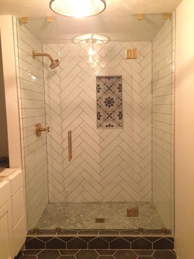 Inspiration för ett mellanstort medelhavsstil en-suite badrum, med skåp i shakerstil, vita skåp, en dusch i en alkov, vit kakel, keramikplattor, vita väggar, klinkergolv i porslin, kaklad bänkskiva, grått golv och dusch med gångjärnsdörr