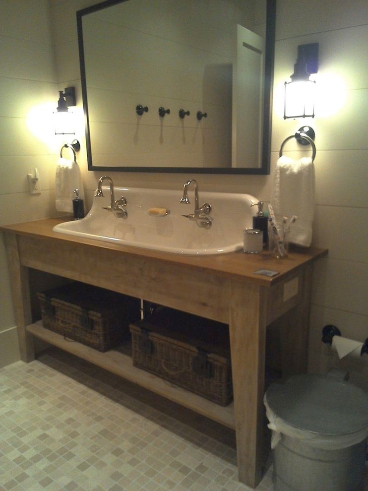 Inspiration för mellanstora klassiska en-suite badrum, med möbel-liknande, skåp i slitet trä, en toalettstol med separat cisternkåpa, grå väggar, mosaikgolv, träbänkskiva och ett avlångt handfat