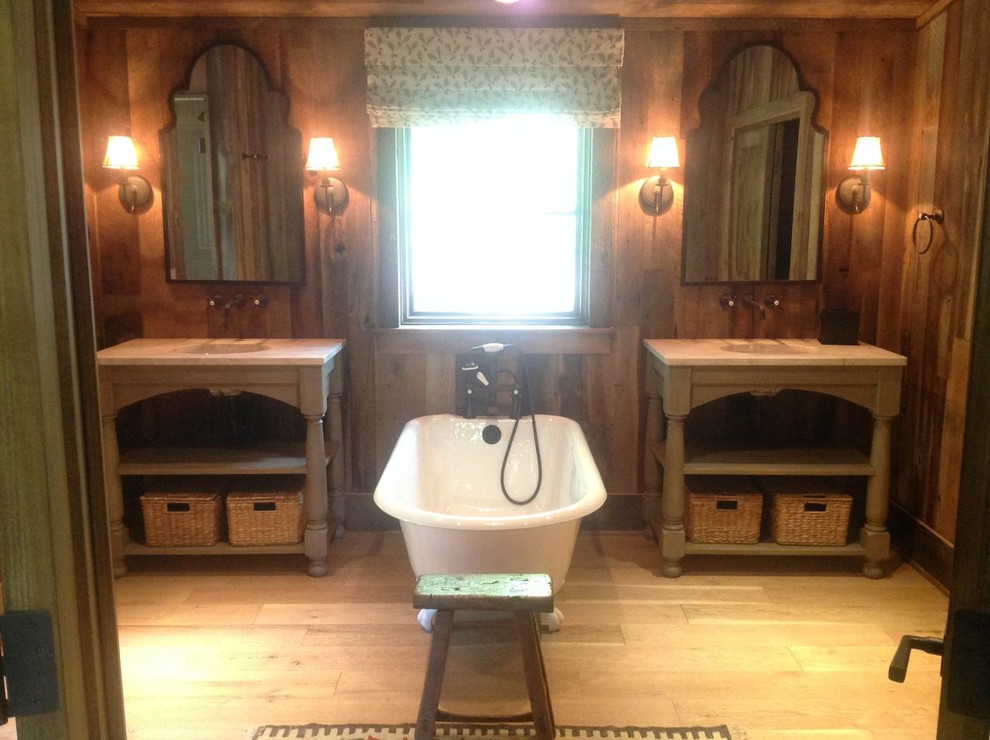 Idéer för stora vintage badrum, med möbel-liknande, gröna skåp, ett badkar med tassar, en toalettstol med separat cisternkåpa, bruna väggar, ljust trägolv och ett undermonterad handfat