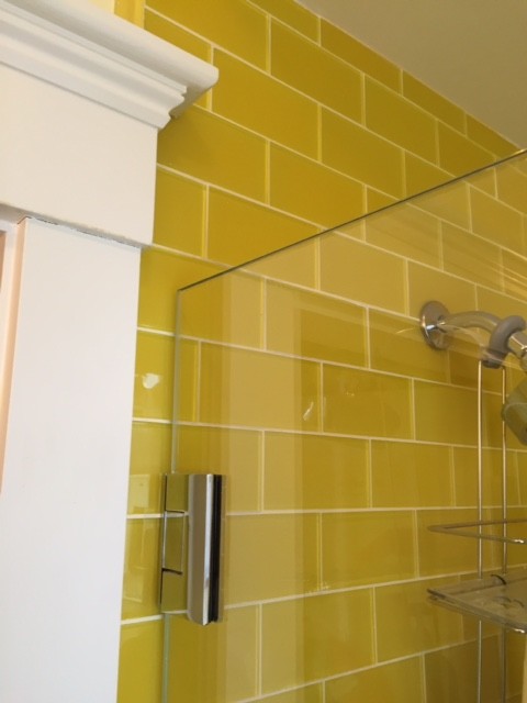 Ispirazione per una stanza da bagno per bambini moderna di medie dimensioni con doccia aperta, piastrelle gialle e piastrelle di vetro