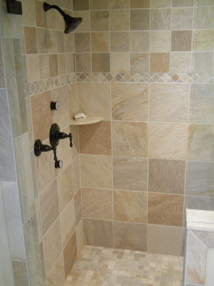 Foto di una stanza da bagno tradizionale con top in marmo, piastrelle beige e piastrelle in gres porcellanato