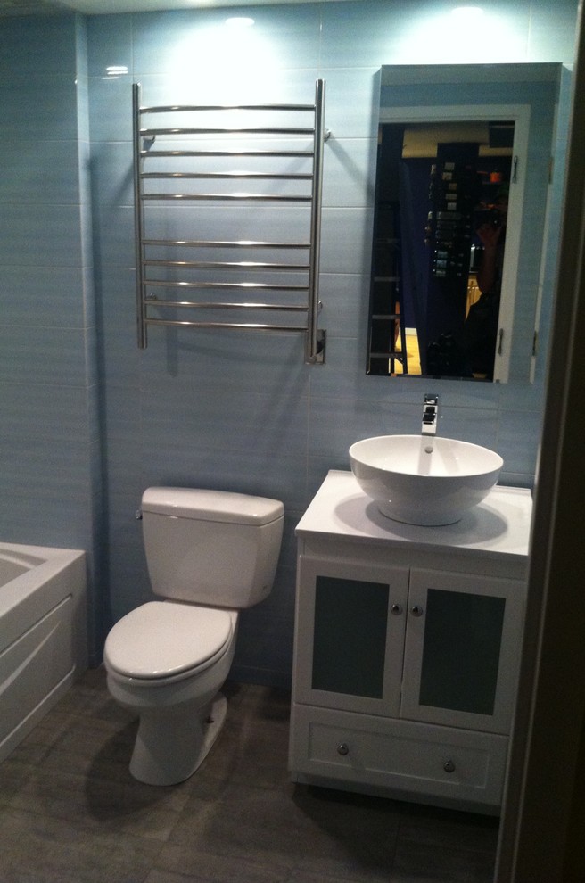 ボストンにあるコンテンポラリースタイルのおしゃれな浴室 (分離型トイレ、セラミックタイル、青い壁、磁器タイルの床) の写真