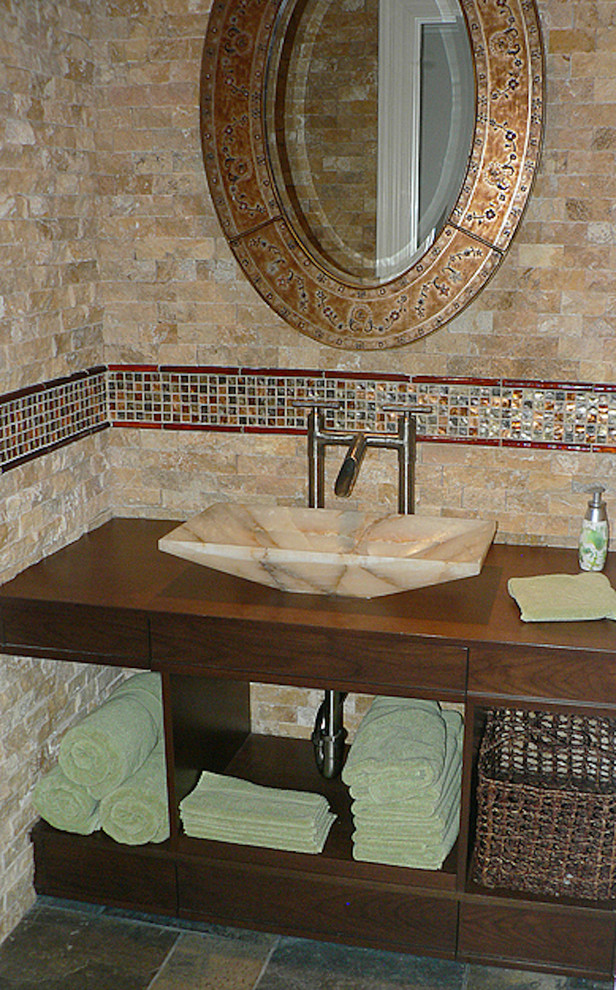 ニューヨークにある地中海スタイルのおしゃれな浴室の写真