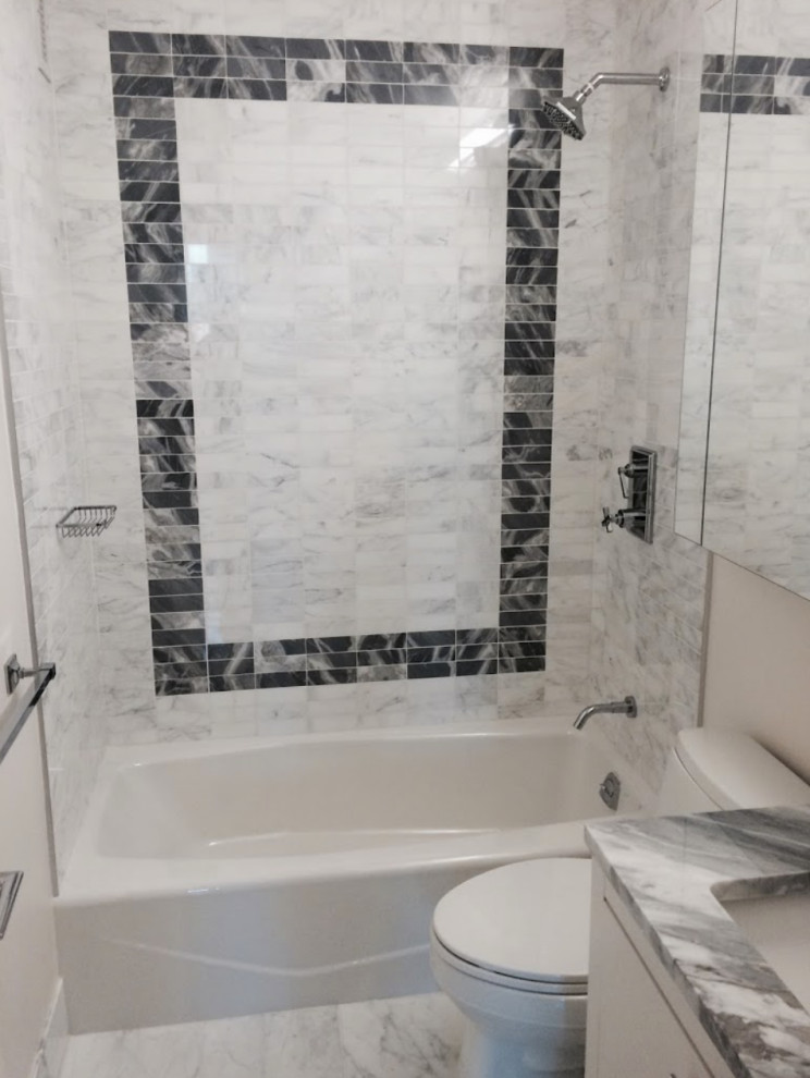 Inspiration för ett mellanstort vintage flerfärgad flerfärgat badrum med dusch, med vita skåp, ett badkar i en alkov, en dusch/badkar-kombination, en toalettstol med hel cisternkåpa, grå väggar, marmorgolv, ett undermonterad handfat, marmorbänkskiva, grått golv och dusch med duschdraperi