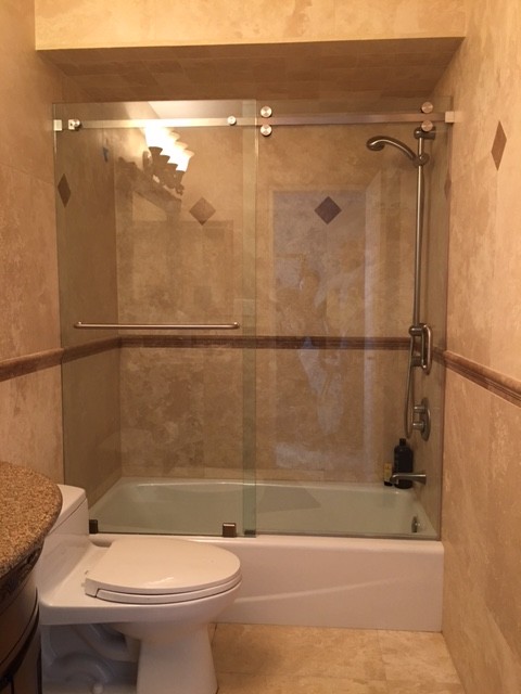 Idee per una stanza da bagno tradizionale con vasca ad alcova e vasca/doccia