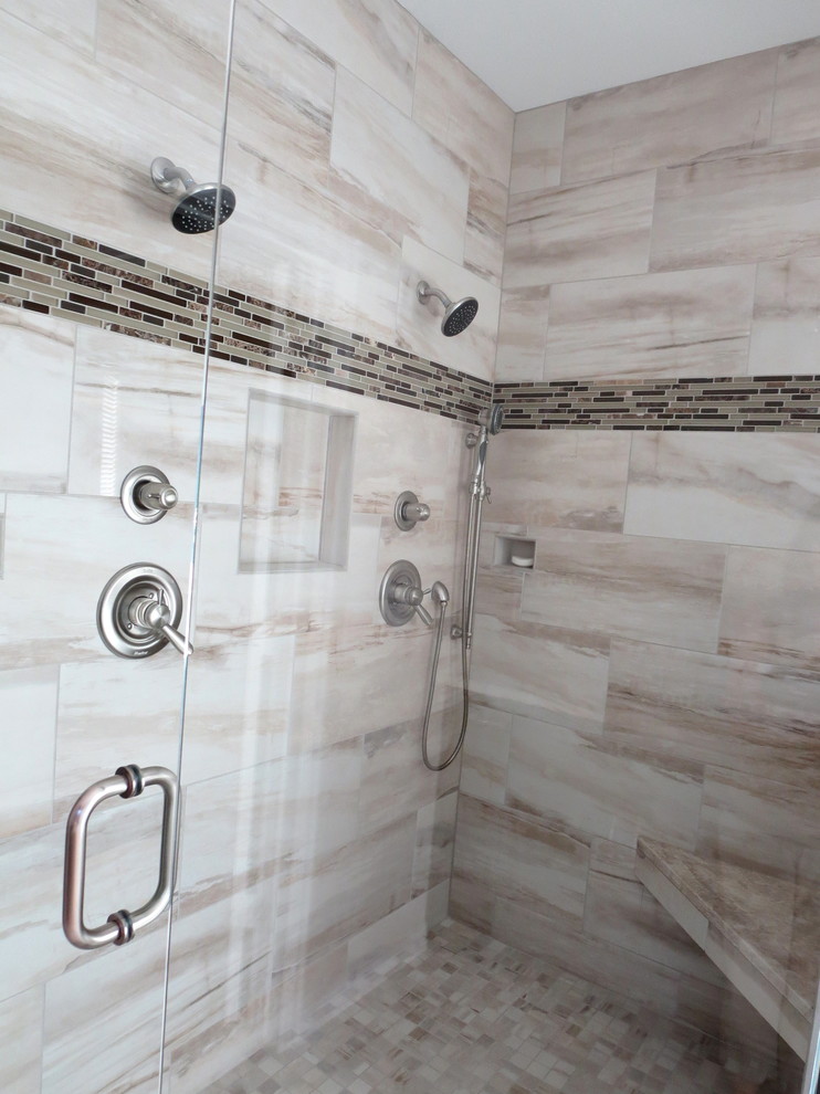 Idéer för ett stort klassiskt en-suite badrum, med en hörndusch, luckor med upphöjd panel, svarta skåp, ett hörnbadkar, beige kakel, porslinskakel, bänkskiva i akrylsten, vita väggar, klinkergolv i porslin och ett undermonterad handfat