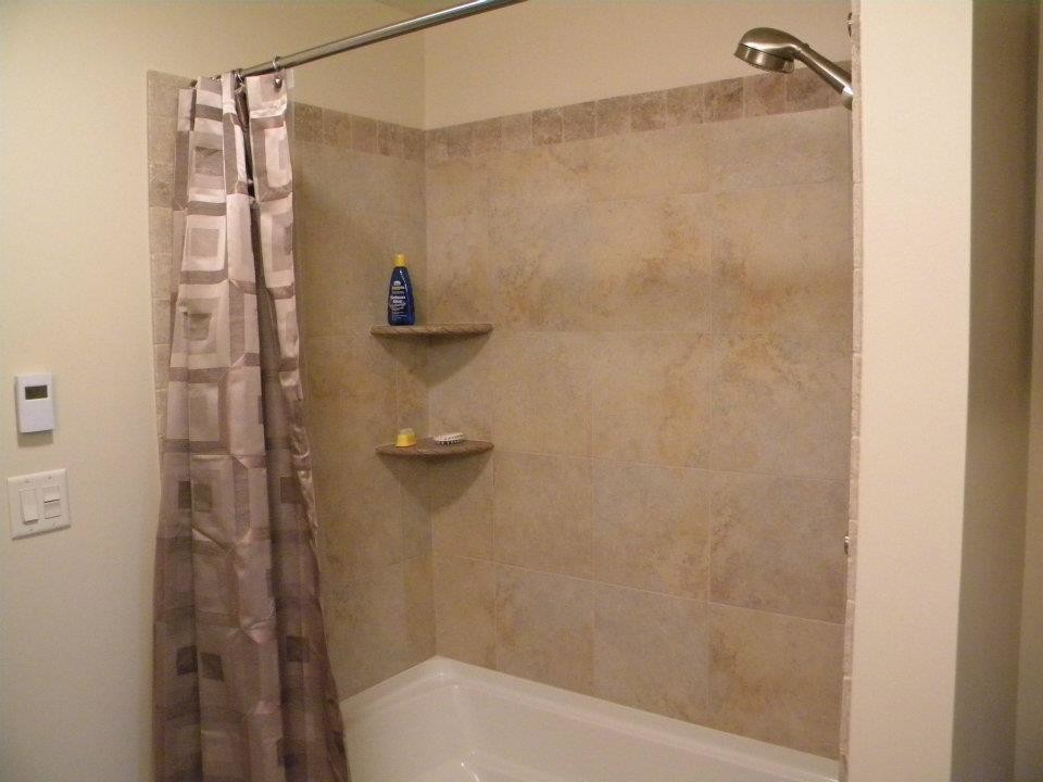 Стильный дизайн: ванная комната среднего размера в классическом стиле с ванной в нише, душем над ванной, бежевой плиткой, коричневой плиткой, разноцветной плиткой, керамической плиткой, бежевыми стенами и душевой кабиной - последний тренд