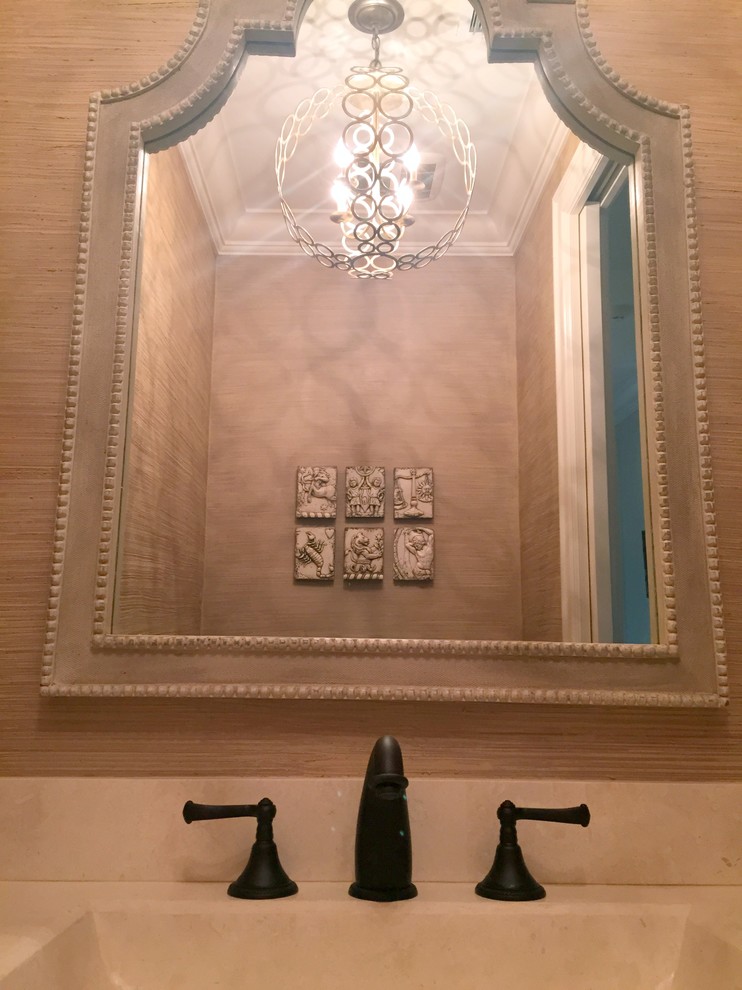 Ejemplo de cuarto de baño clásico renovado pequeño con lavabo integrado, armarios tipo mueble, puertas de armario de madera oscura, encimera de mármol, sanitario de una pieza, paredes beige y suelo de madera oscura