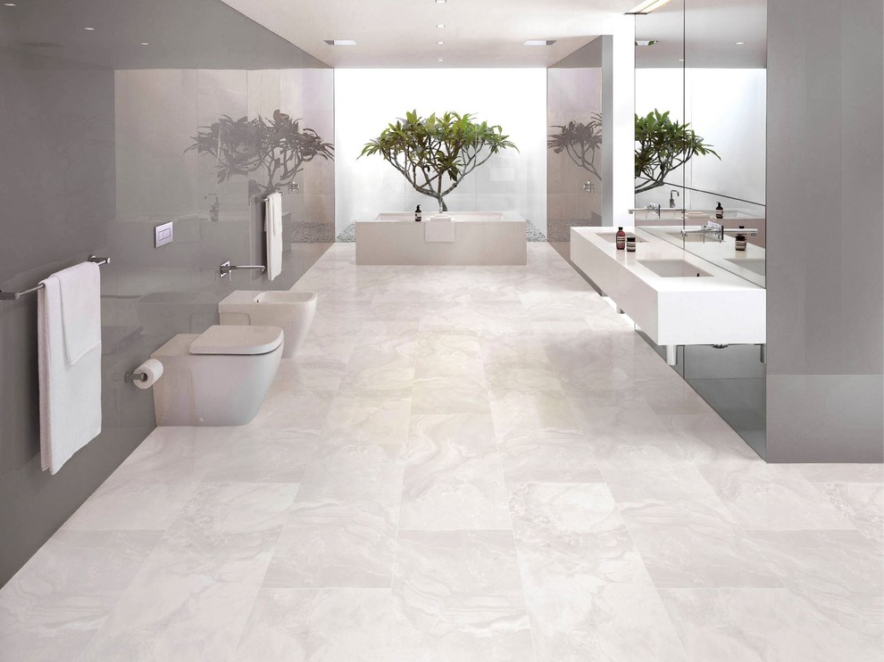 Idée de décoration pour une très grande salle de bain principale minimaliste avec un sol en carrelage de porcelaine, un plan de toilette en quartz modifié, un sol blanc, une baignoire encastrée, WC suspendus, un carrelage gris, des carreaux de porcelaine, un mur gris et un lavabo encastré.