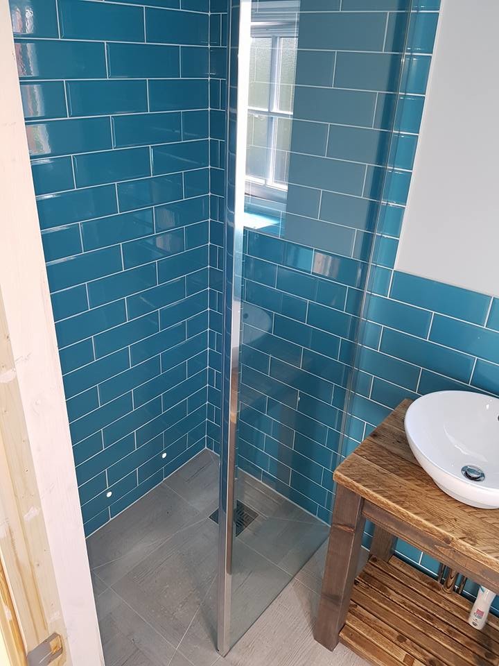 Источник вдохновения для домашнего уюта: ванная комната среднего размера в современном стиле с душевой комнатой, керамогранитной плиткой и душевой кабиной