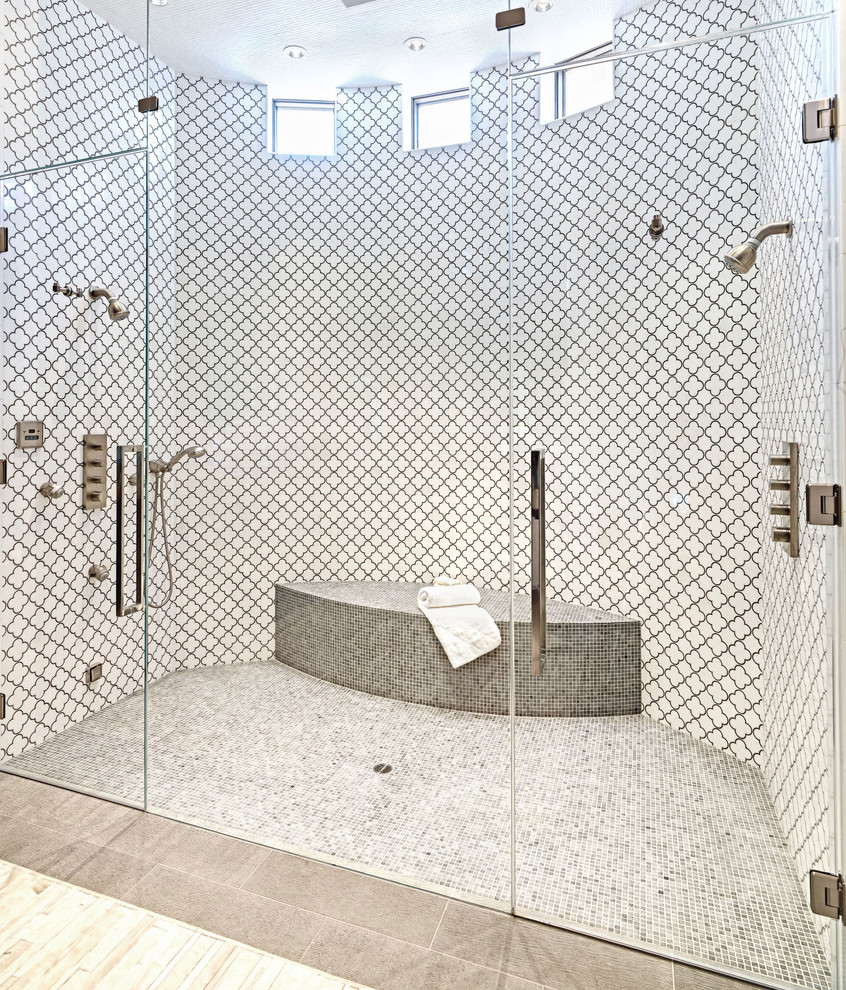 Exemple d'une salle de bain tendance avec une douche double et un carrelage blanc.