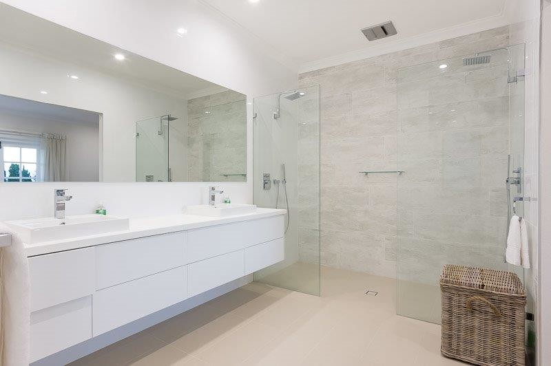 Пример оригинального дизайна: главная ванная комната в стиле модернизм с белыми фасадами, отдельно стоящей ванной, белыми стенами, открытым душем, белой плиткой, полом из керамической плитки, монолитной раковиной и столешницей из искусственного кварца