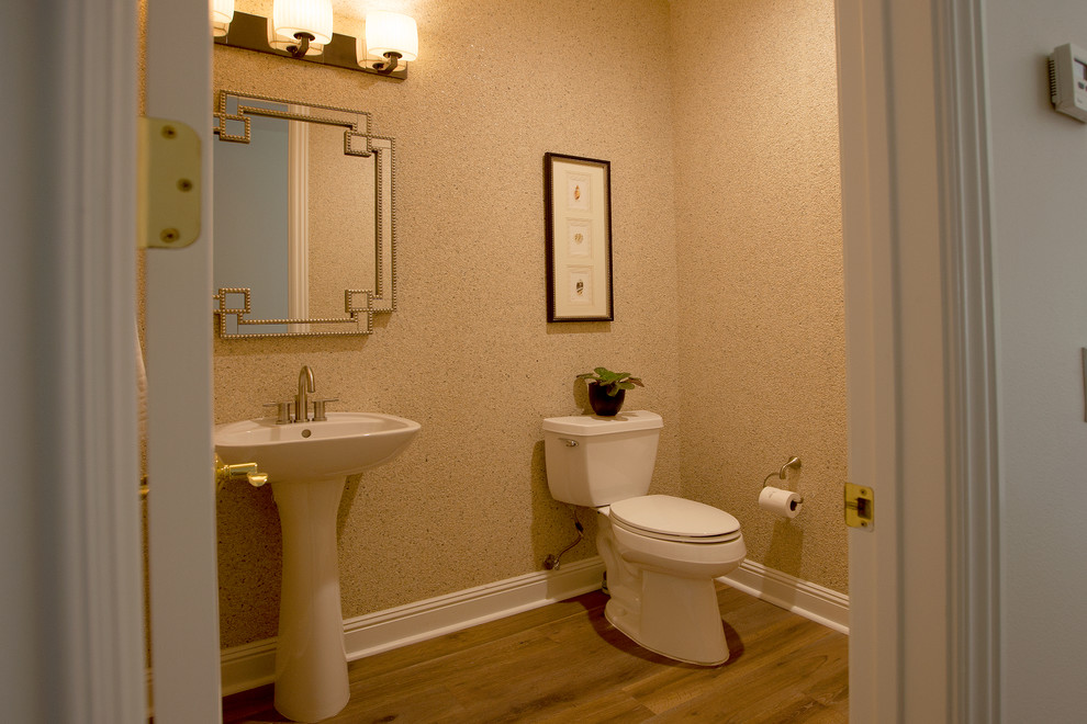 Kleines Modernes Badezimmer mit Wandtoilette mit Spülkasten, beiger Wandfarbe, braunem Holzboden und Sockelwaschbecken in San Diego