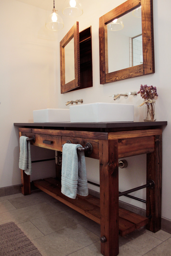 Foto på ett stort rustikt en-suite badrum, med möbel-liknande, bänkskiva i täljsten och skåp i mörkt trä