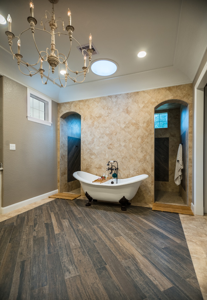 Idée de décoration pour une grande salle de bain principale tradition avec une baignoire sur pieds, un espace douche bain, WC séparés, un carrelage marron, des carreaux de porcelaine, un mur gris et un sol en carrelage de porcelaine.