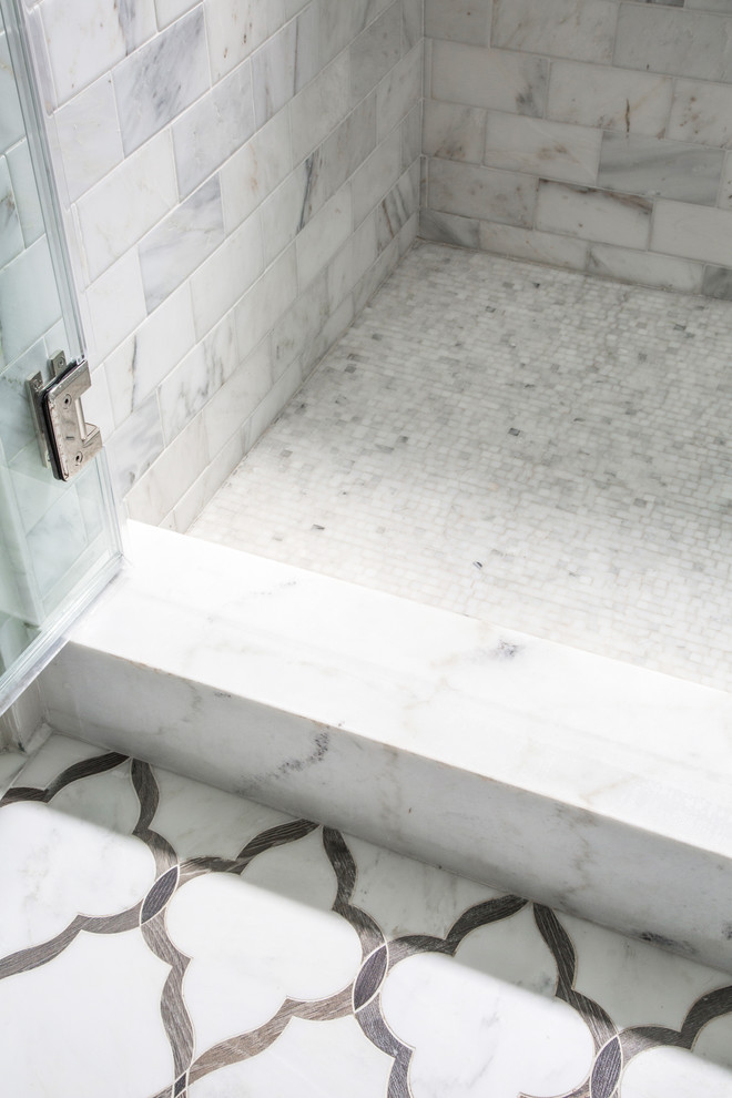 Esempio di una stanza da bagno classica di medie dimensioni con ante lisce, ante in legno scuro, doccia alcova, WC a due pezzi, piastrelle bianche, piastrelle in pietra, pareti bianche, pavimento in marmo, lavabo sottopiano e top in marmo