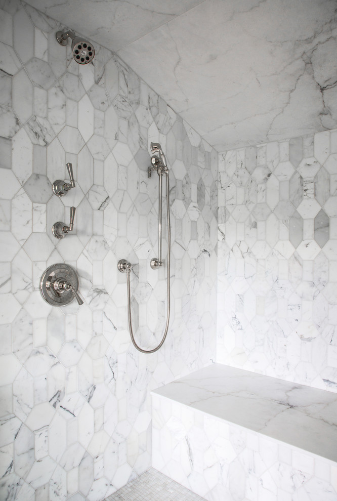 ロサンゼルスにあるトランジショナルスタイルのおしゃれな浴室 (アルコーブ型シャワー、白いタイル、石タイル、モザイクタイル) の写真