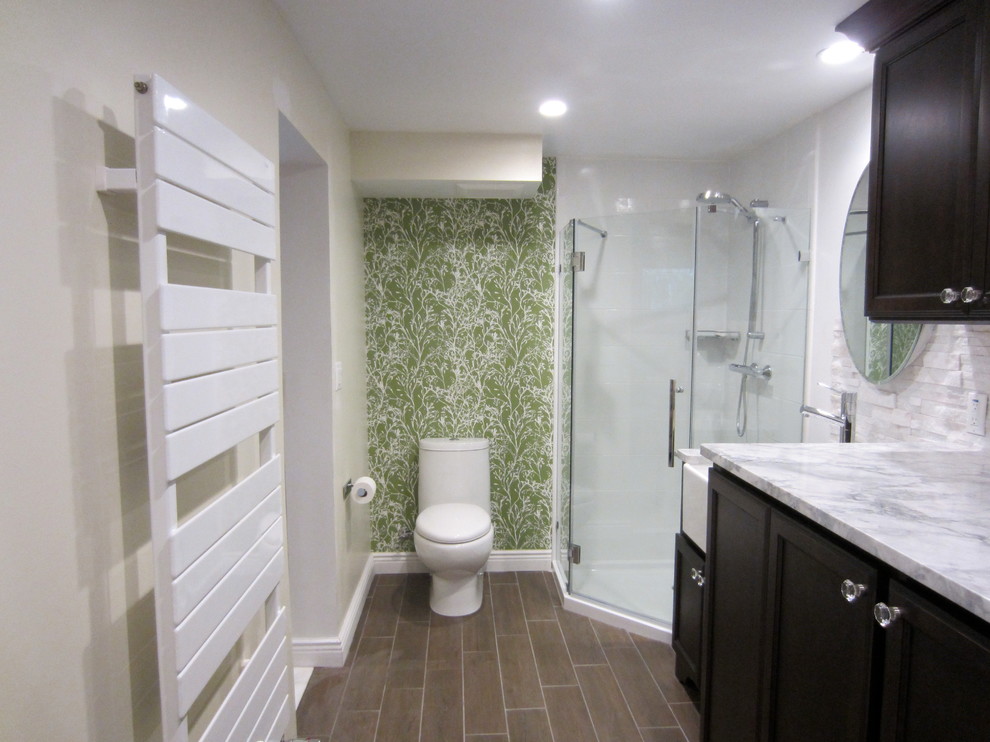 Inspiration för mellanstora moderna badrum, med luckor med infälld panel, skåp i mörkt trä och klinkergolv i porslin