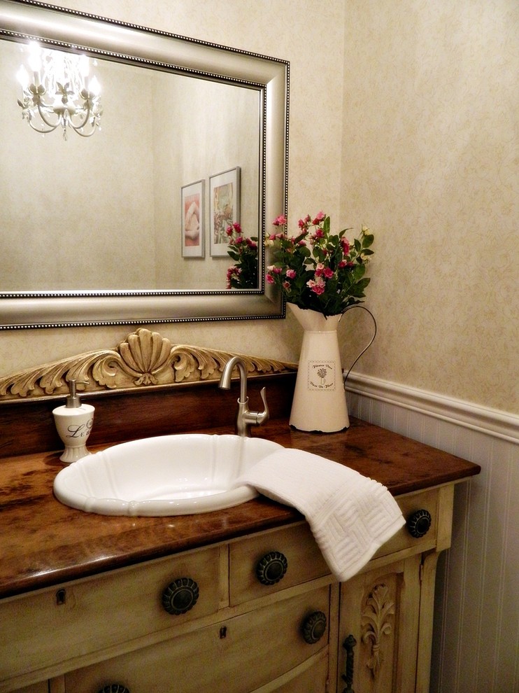 トロントにあるトラディショナルスタイルのおしゃれな浴室の写真