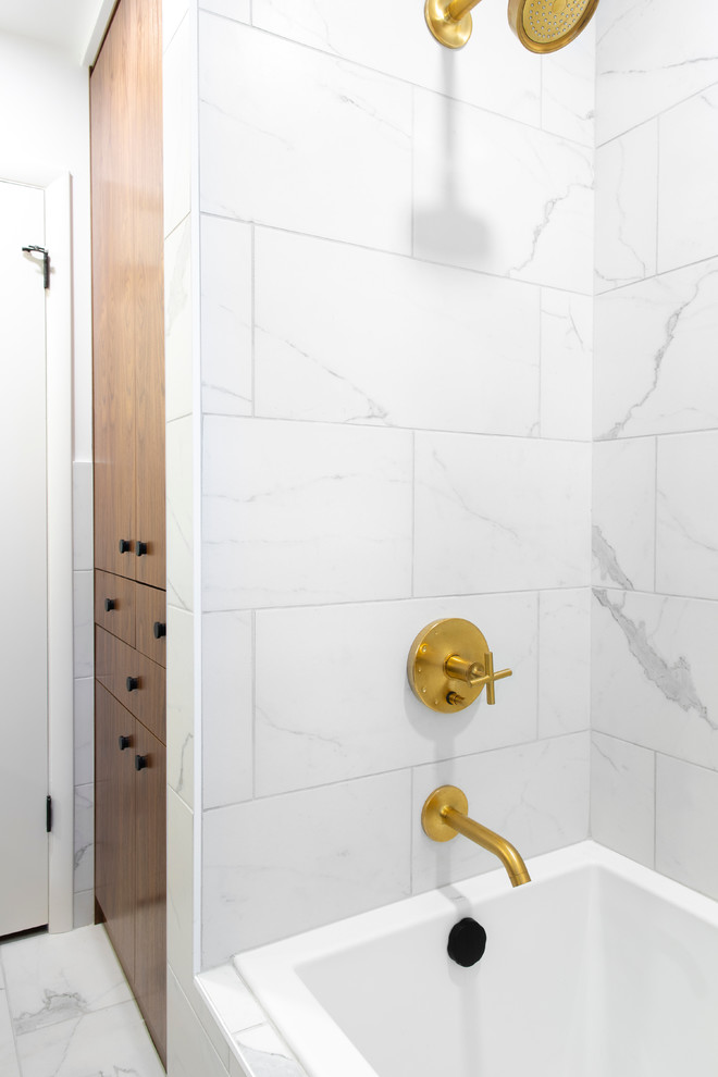 Стильный дизайн: маленькая ванная комната в современном стиле с плоскими фасадами, темными деревянными фасадами, накладной ванной, душем над ванной, унитазом-моноблоком, белой плиткой, керамогранитной плиткой, белыми стенами, полом из керамогранита, врезной раковиной, столешницей из кварцита, белым полом, шторкой для ванной и белой столешницей для на участке и в саду - последний тренд