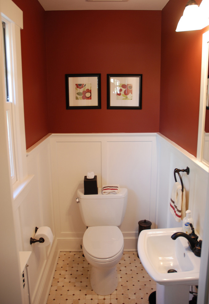 Стильный дизайн: маленький туалет в классическом стиле с раздельным унитазом, полом из керамической плитки, раковиной с пьедесталом и красными стенами для на участке и в саду - последний тренд