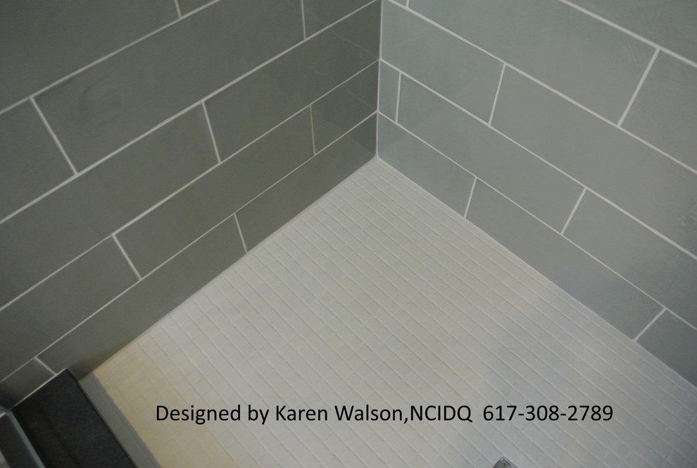Inspiration för mellanstora klassiska badrum med dusch, med ett undermonterad handfat, skåp i shakerstil, skåp i mellenmörkt trä, granitbänkskiva, en dusch i en alkov, en toalettstol med hel cisternkåpa, grön kakel, keramikplattor, beige väggar och skiffergolv
