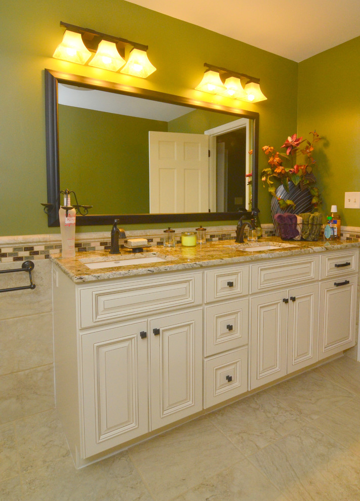 Exempel på ett mellanstort klassiskt en-suite badrum, med ett undermonterad handfat, luckor med upphöjd panel, vita skåp, granitbänkskiva, en öppen dusch, en toalettstol med separat cisternkåpa, beige kakel, keramikplattor, gröna väggar och klinkergolv i keramik