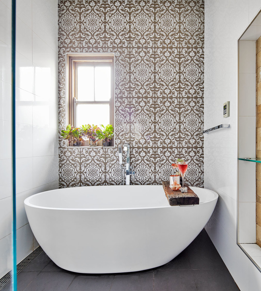 Exempel på ett mellanstort modernt en-suite badrum, med möbel-liknande, vita skåp, ett fristående badkar, våtrum, en vägghängd toalettstol, vit kakel, keramikplattor, vita väggar, klinkergolv i keramik, bänkskiva i akrylsten, grått golv och med dusch som är öppen
