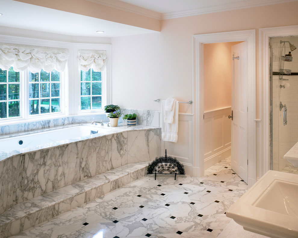 Ispirazione per una grande stanza da bagno padronale chic con lavabo a colonna, vasca sottopiano, doccia a filo pavimento, pareti bianche e pavimento in marmo