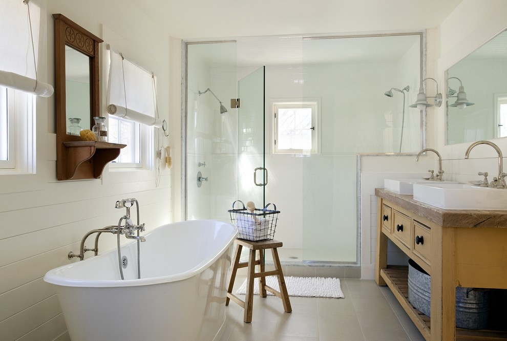 Стильный дизайн: ванная комната в морском стиле с накладной раковиной, желтыми фасадами, отдельно стоящей ванной и душем в нише - последний тренд