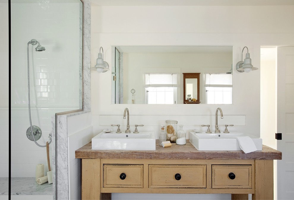 ボストンにあるビーチスタイルのおしゃれな浴室 (ベッセル式洗面器、ベージュのキャビネット、アルコーブ型シャワー、白いタイル、サブウェイタイル、レイズドパネル扉のキャビネット) の写真