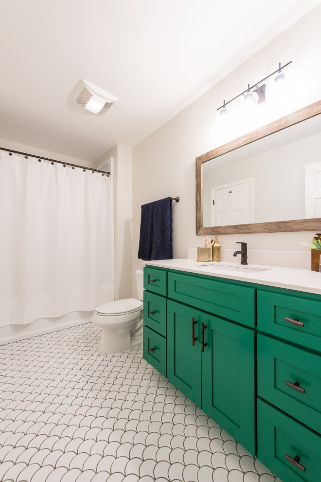 Bild på ett stort vintage vit vitt badrum med dusch, med skåp i shakerstil, gröna skåp, en dusch/badkar-kombination, klinkergolv i porslin, ett undermonterad handfat, vitt golv, dusch med duschdraperi och vita väggar