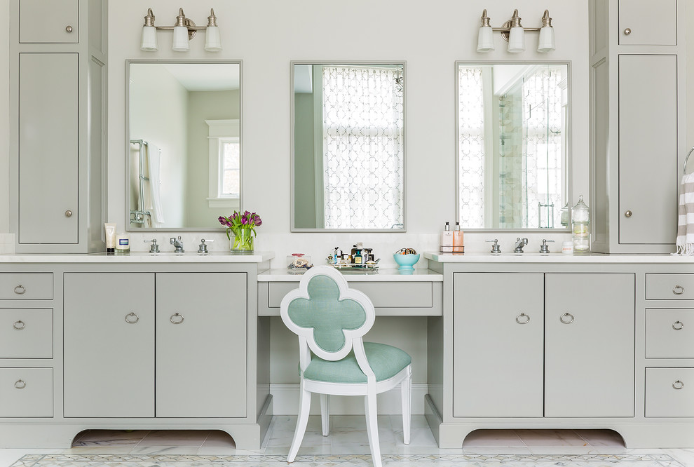 Klassisches Badezimmer mit flächenbündigen Schrankfronten, grauen Schränken, weißen Fliesen, weißer Wandfarbe und weißem Boden in Boston
